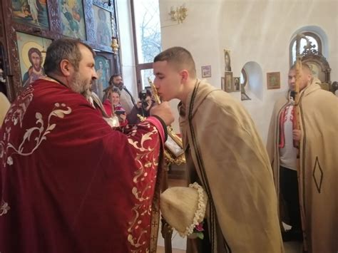 Коледарски песни огласиха село Звездица на Бъдни вечер - Животът