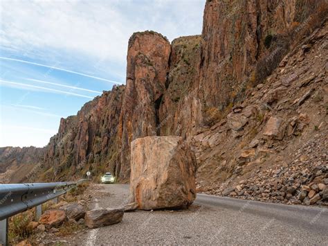 Gran roca de granito cayó en la carretera peligrosa carretera de
