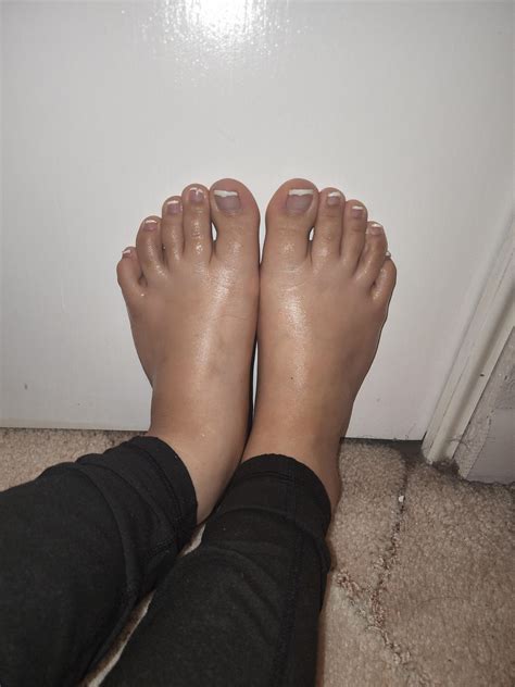 Sexy oily feet : r/FeetInYourFace