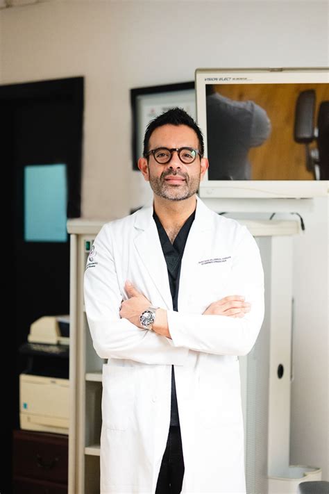 Dr. Gustavo Villarreal