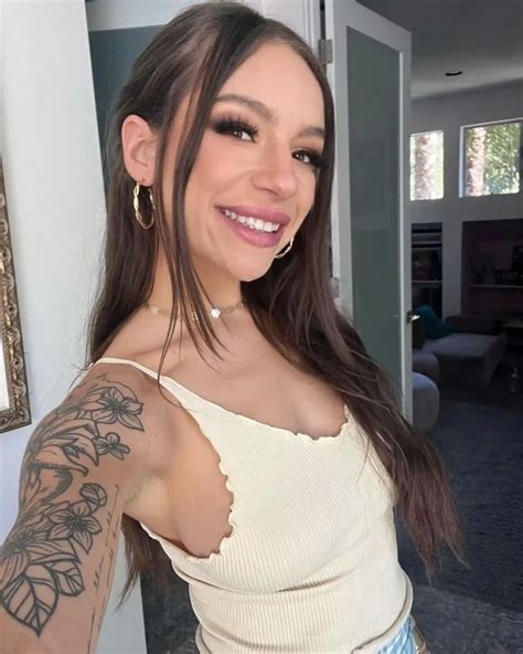 April Olsen Husband, Boyfriend, Age, Bio, Married? Wikipedia