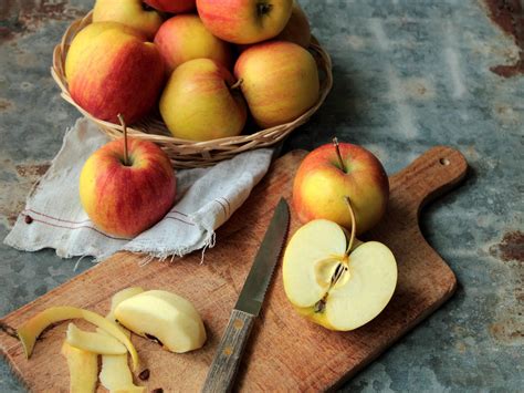 Apples: Weight Loss, Nutrition Facts, Health Benefits & Calories