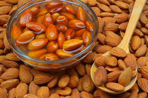 cobalah makan almond   direndam  air hangat selama  jam