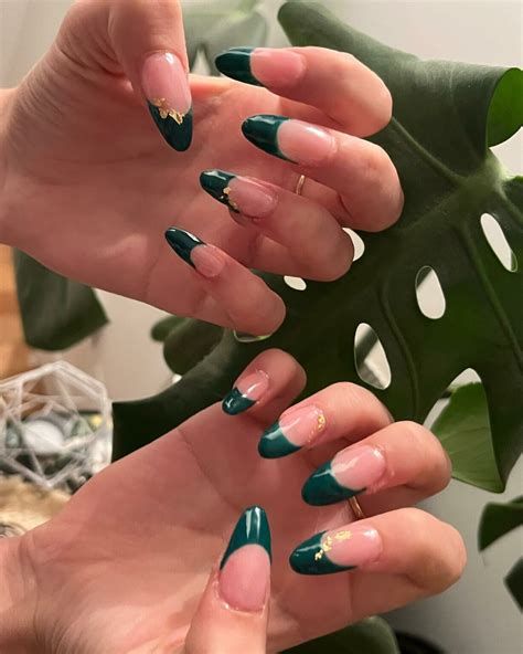 50 Elegant Green And Gold Nails For Any Occasion