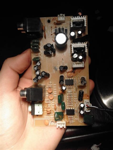 Microlab Fc530U - trzaski z subwoofera, czy to rozlane kondensatory?