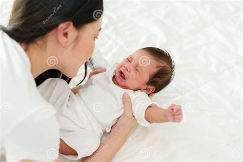 Bebe Chora Enquanto Mama - Bebê Recém-nascido Chorando Enquanto Mãe Segurando Na Cama Foto de ...