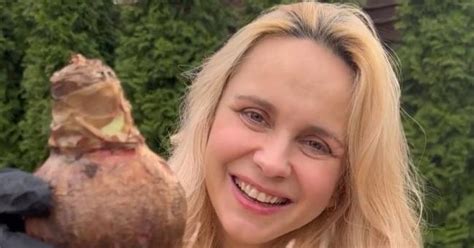 Лілія Ребрик показала, як саджає квіти біля свого будинку: фото ...