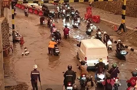 Saat Hujan Viaduk Gilingan Tergenang Air, Dinas PUPR Tambah Pompa Air ...