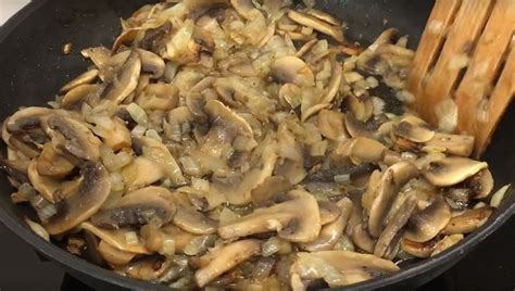 Слоеный салат с грибами - Со Вкусом