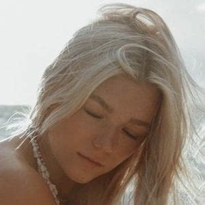 Katie Sigmond - Age, Family, Bio | Famous Birthdays
