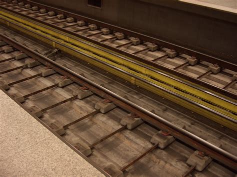 Где проходит контактный рельс в метро - фото