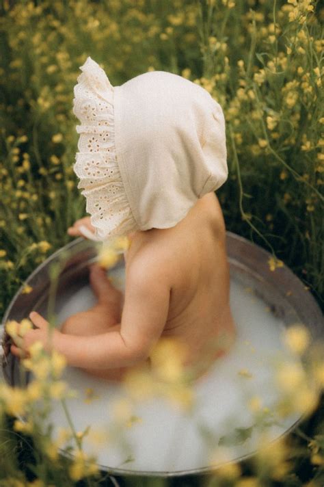 Купание в тазике малышки | Baby milk bath, Baby photoshoot, Kids set