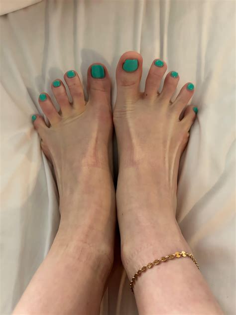 Flexed toes oc : r/girlsfeets