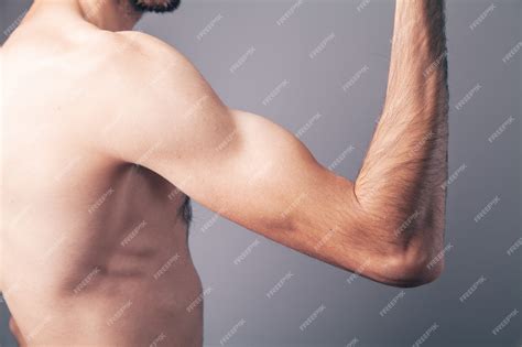 hombre delgado muestra musculos foto premium