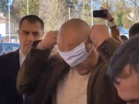 Как Бойко Борисов си слага предпазната маска
