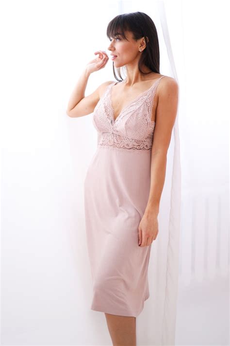 Сорочка короткая на тонких бретелях розовая с кружевом ROSE&PETAL ...