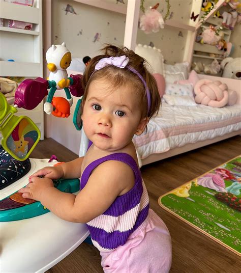 Maria Alice completa 1 ano de idade, coleciona milhões de fãs e mimos