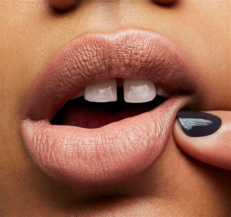 Губная помада Satin Lipstick
