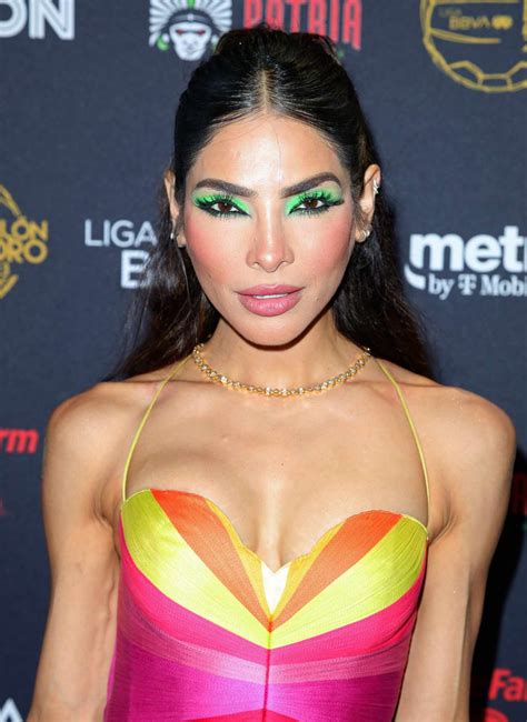 Alejandra Espinoza marca la diferencia con su original árbol de Navidad