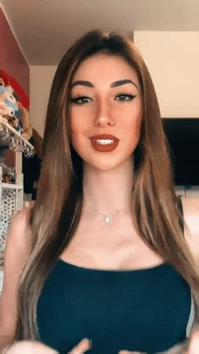 Boobs Sexy GIF - Boobs Sexy Tiktok - GIF များ ရှာဖွေရန်နှင့် မျှဝေရန်