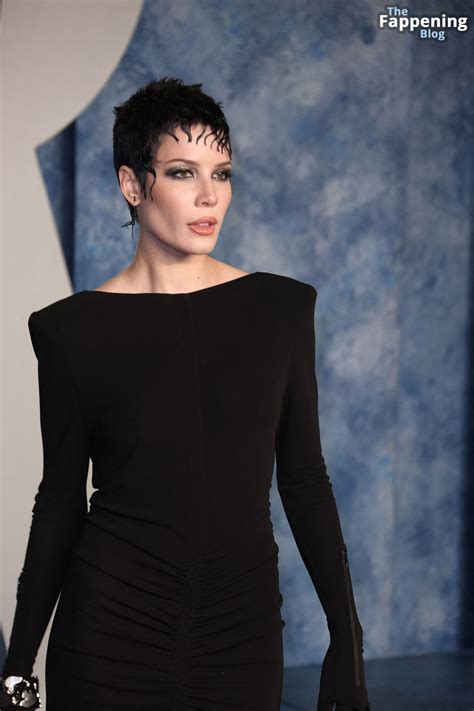 Halsey Flashes Her Nude Tits at the 2023 Vanity Fair Oscar Party (41