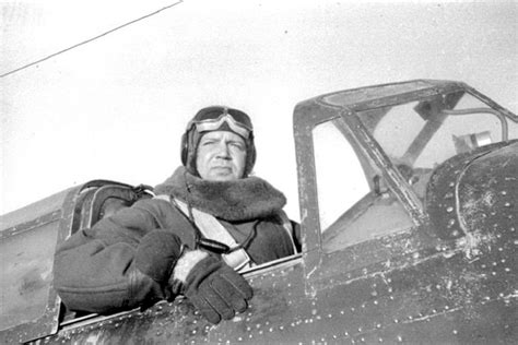 Летчик 9-го гвардейского минно-торпедного авиаполка гвардии капитан Г.Д ...