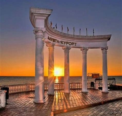 Арка на пляже в Алуште