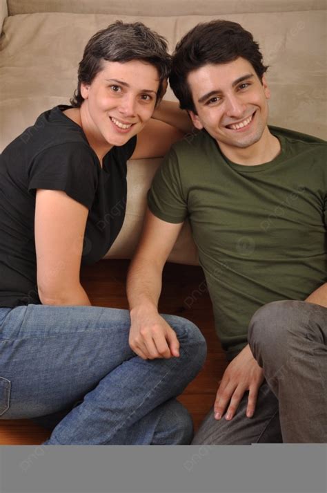 صداقة جميلة بين الأخ والأخت الكذب والاسترخاء على الأرض بجوار الأريكة 