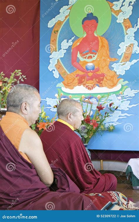 Тибетские монахи с картиной Будды Amitabha на церемонии полномочия ...