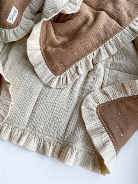 Муслиновый плед с глиттером с оборкой | Baby sewing, Swaddle designs ...