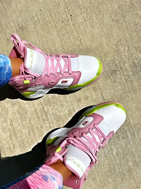 🌙 LittleAznChat 💕☁️ on Twitter: "My J’s have music notes on them 😍