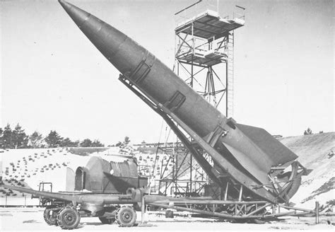 Установка немецкой баллистической ракеты Фау-2 на стартовую площадку ...
