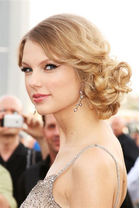 Taylor Swift Updo Tutorial