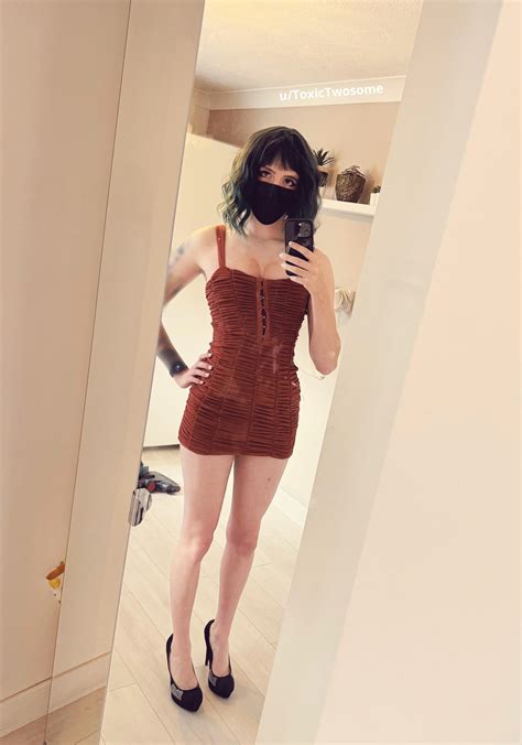 Girlfriend told me to put on her dress.. : r/Feminization