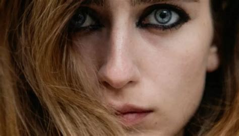 Журналістка Василиса Степаненко з'явилася на обкладинці весняного числа ...