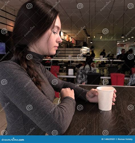 M?dchen Mit Einem Tasse Kaffee Machen Sie Eine Pause F?r Das