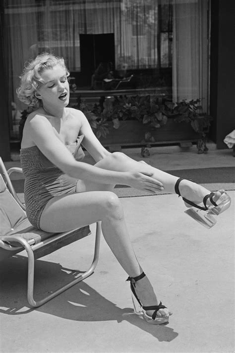 Sindrome delle gambe senza riposo: cause, sintomi e rimedi | Vogue Italia