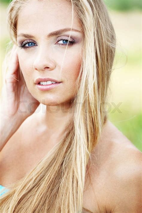 Schöne junge Frau | Stock Bild | Colourbox