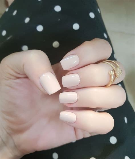 Uñas cortas nude | Diseños de uñas mate, Uñas cortas, Uñas