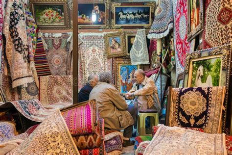Традиционные иранские ковры ходят по магазинам в базаре Vakil, Ширазе ...