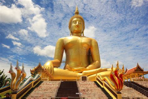 Самая большая статуя Будды в Таиланде расположена на Wat Muang в ...
