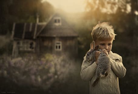 Фото Маленький мальчик сидит на дороге у автомобиля, фотограф Elena ...