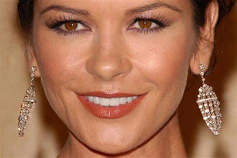 Galerie - Nová tvář Catherine Zeta Jones | Kafe.cz