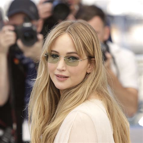 Who To Buy Holiday Gifts For, According to Etiquette Experts - Parade