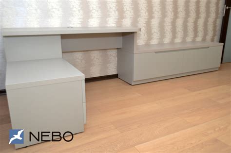 Угловой стол для компьютера с фасадами из крашеного МДФ, переходящий в ...
