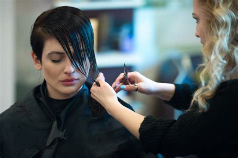 Актрисата Диана Димитрова отряза косите си - Фото галерии | Vesti.bg