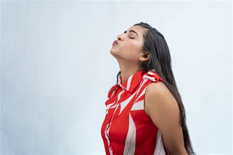 Indian girl giving flying kiss - PixaHive