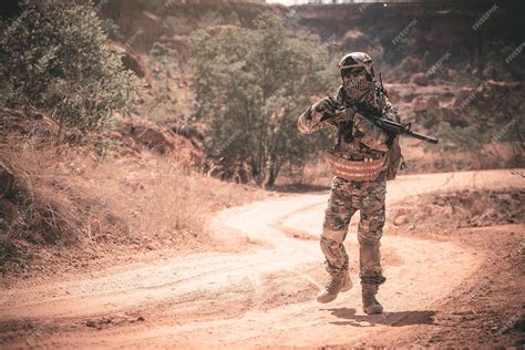 Soldado Que Forma A Linha De Frente - Soldados das forças especiais em guerras no desertopovo da ...