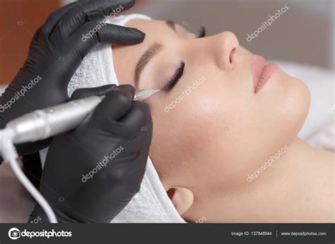 Detailní záběr kosmetička dělat permanentní makeup tužka na oči — Stock ...