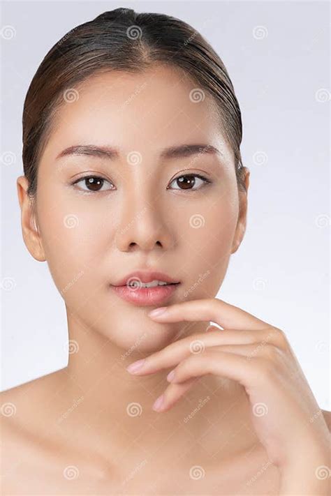 Retrato De Chica Preciosa Posando Gesto De Belleza Con Piel Fresca Y